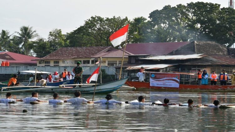 Upacara bendera HUT RI ke-77 di salah satu daerah di Padang dirayakan di atas sampan. (IST)