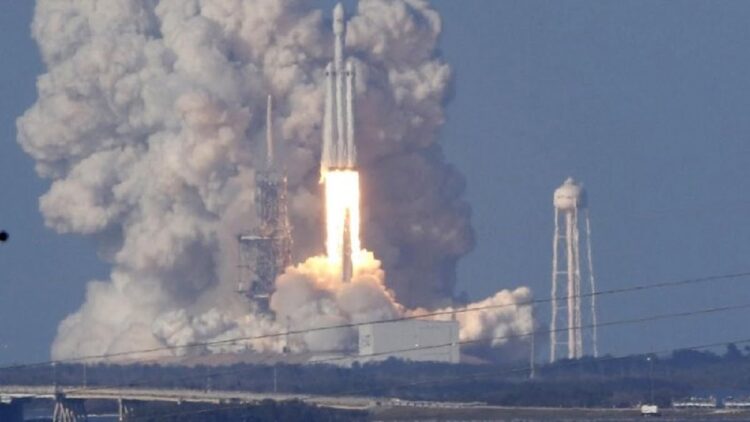 Viral Video Meteor Jatuh di Lampung, Ternyata Sampah Antariksa dari Roket China 1 Ilustrasi roket meluncur. (reuters)