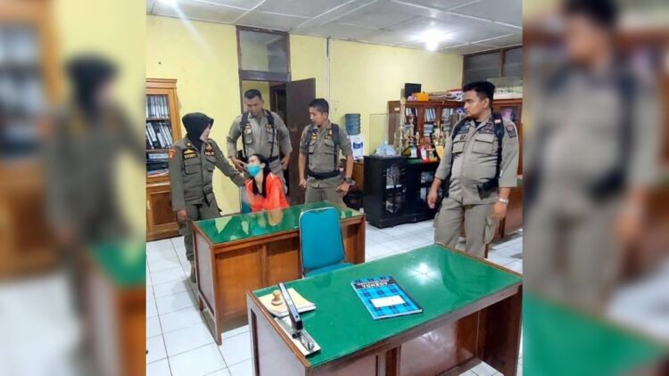 NP, wanita diduga berprofesi sebagai PSK menangis sebelum digiring ke Panti Rehabilitasi Andam Dewi Solok. (IST)