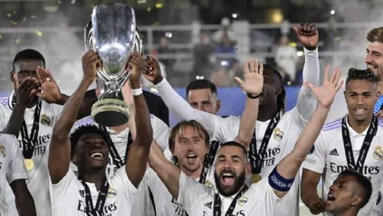 Kelima Kalinya, Real Madrid Menangi Piala Super Eropa 1 Real Madrid juara Piala Super Eropa 2022 usai mengalahkan Eintracht Frankfurt dengan skor 2-0 di Helsinki Olympic Stadium, Kamis (11/8/2022) dini hari WIB. (AFP)