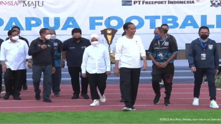 Berharap Lahir Talenta Sepakbola Indonesia, Jokowi Luncurkan Papua Football Academy 1 Presiden Joko Widodo di acara peluncuran Papua Football Academy di Stadion Lukas Enembe, Kabupaten Jayapura, Rabu (31/8/2022) pagi. (YouTube.com/Sekretariat Presiden)
