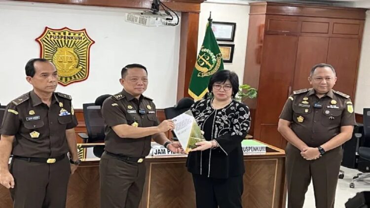Jaksa Agung Muda Tindak Pidana Khusus Kejaksaan AgungFebrie Adriansyah menerima laporan hasil audit dari Deputi Bidang Investigasi BPKP Agustina Arumsari di Press Room Kejaksaan Agung, Jakarta, Selasa (30/8/2022). ANTARA/Putu Indah Savitri
