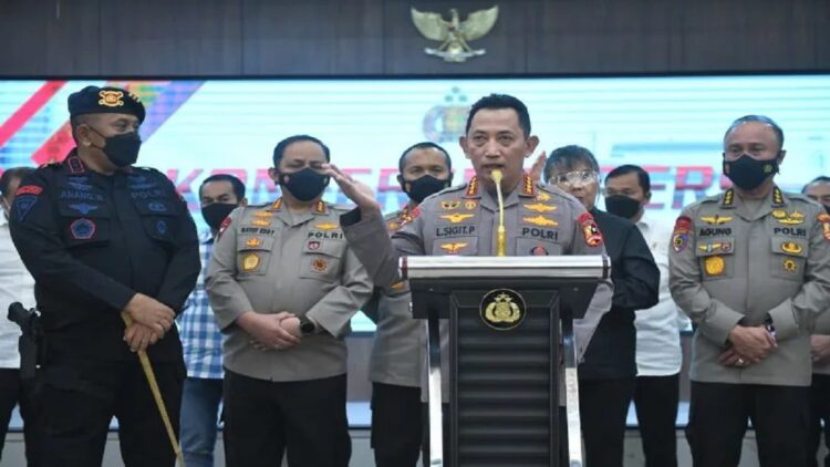 Kapolri Jenderal Pol Listyo Sigit Prabowo (kedua kanan) didampingi Wakapolri yang juga Ketua Timsus Polri Komjen Pol Gatot Eddy Pramono (kedua kiri), Dankor Brimob Komjen Pol Anang Revandoko (kiri) dan Irwasum Polri Komjen Pol Agung Budi (kanan) memberikan terkait tersangka baru kasus dugaan penembakan Brigadir J di Mabes Polri, Jakarta, Selasa (9/8/2022). ANTARA FOTO/Akbar Nugroho Gumay/aww.