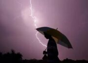 Waspada! Kota Padang Diprediksi Hujan Petir Siang Ini