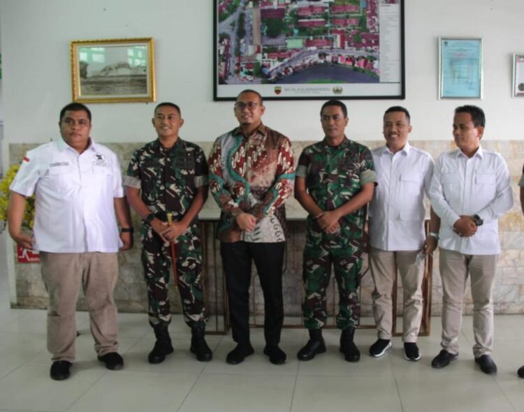Anggota DPR RI Andre Rosiade berfoto bersama Kepala Rumah Sakit Letkol CKM dr Faisal Rosady, Sp.An dan Dandekensyah Letkol CPM Zulfikar SKM, Ketua DPC Gerindra Padang Verry Mulyadi dan anggota Fraksi Gerindra DPRD Padang Amrantono dan Manufer Firdaus.