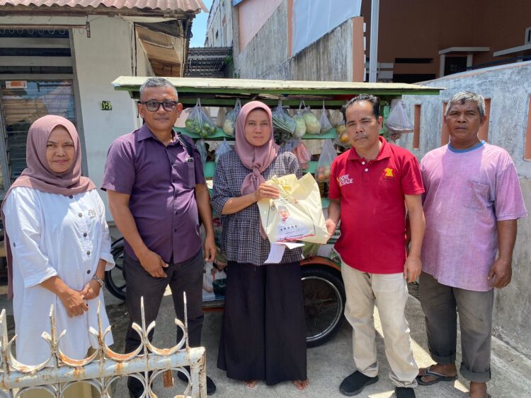 Penjual Sayur Keliling Dapat Tambahan Modal dari Andre Rosiade 1 Pengurus DPD Gerindra Sumbar menyerahkan bantuan usaha dari Andre Rosiade kepada penjual sayur keliling, Erlinda di Wisma Indah V, Bungo Pasang, Kototangah.