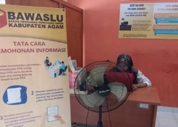 Petugas Bawaslu Agam sedang berada di Posko Pengaduan Masyarakat, Rabu (24/8). (Antara)