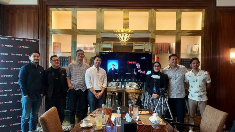 Peserta diskusi 'Breakfast with Resso' berfoto bersama setelah pertemuan secara hibrida berakhir. (ki-ka) Christo Putra, Wendi Putranto, Gembira Agam, Faiz Novascotia, Selliane Halia Ishak, Aldo Sianturi, Mahwari Sadewa Jalutama. Hadir secara daring: Al Sobry, Matthew Tanaya. (IST)