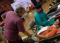 Dirkeu dan Umum Semen Padang Oktoweri mengecek peserta donor darah.