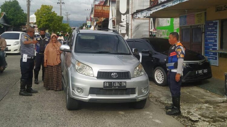 Dishub Padang Tertibkan Mobil di Pinggir Jalan Anduring 1 Dishub Padang tertibkan kendaraan di Jalan Anduring