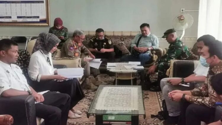 Kesbangpol Bukittinggi Catat 88 Ormas Sudah Urus Status Hukum 1 Rapat Rutin Tim Kewaspadaan Dini Pemerintah Daerah bersama Kepala Kantor Kesbangpol Kota Bukittinggi, Nenta Oktavia, Jumat (19/8/2022). Kesbangpol meminta Ormas di daerah setempat untuk tertib aturan penetapan status hukum. (Antara/Al Fatah)