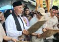 Gubernur Sumbar: Pesta Rakyat Nagari Padang Sibusuak Patut Dilestarikan 5 Gubernur Mahyeldi dalam pasar rakyat Nagari Padang Sibusuak.