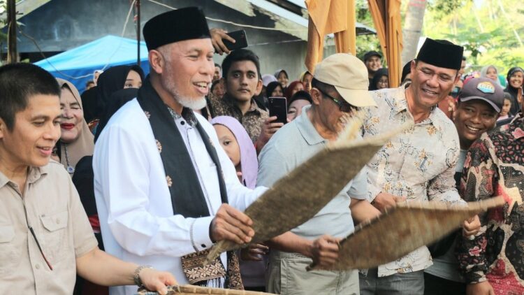 Gubernur Sumbar: Pesta Rakyat Nagari Padang Sibusuak Patut Dilestarikan 1 Gubernur Mahyeldi dalam pasar rakyat Nagari Padang Sibusuak.