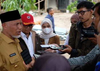 Mahyeldi Ajak Kepala Daerah se-Sumbar Sepakat Pakai Semen Padang 11 Gubernur Mahyeldi diwawancarai wartawan terkait penanaman kaliandra