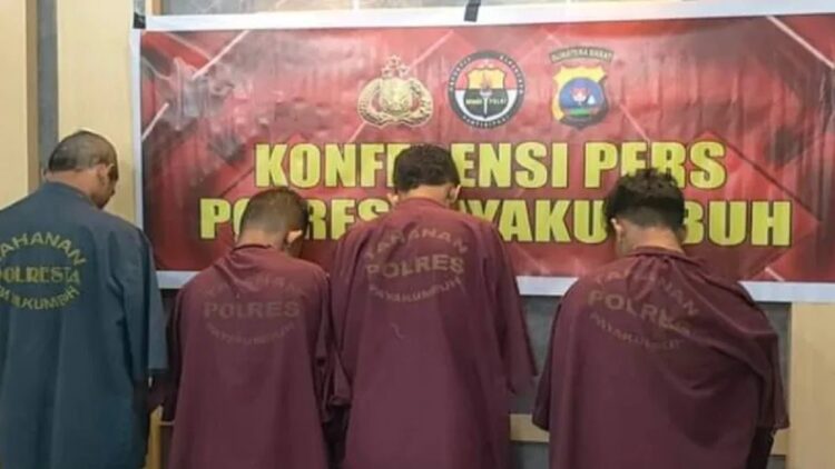 Empat orang tersangka pelaku penjambretan yang mengincar gelang emas emak-emak yang sedang mengendarai sepeda motor yang berhasil diamankan Polres. (ANTARA)