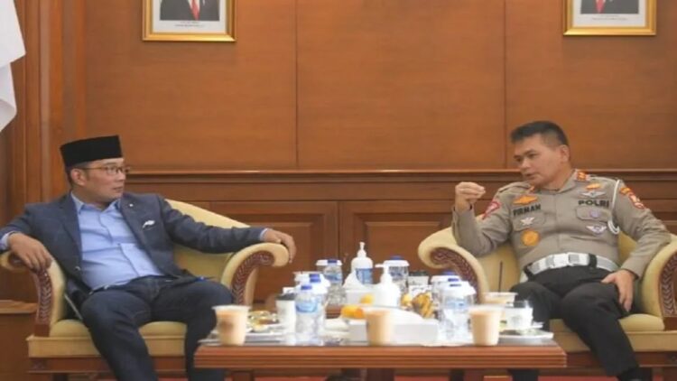 Kakorlantas Polri Irjen Pol. Firman Shantyabudi berdialog dengan Gubernur Jawa Barat Ridwan Kamil, Rabu (3/8/2022). (ANTARA/HO-Korlantas Polri)