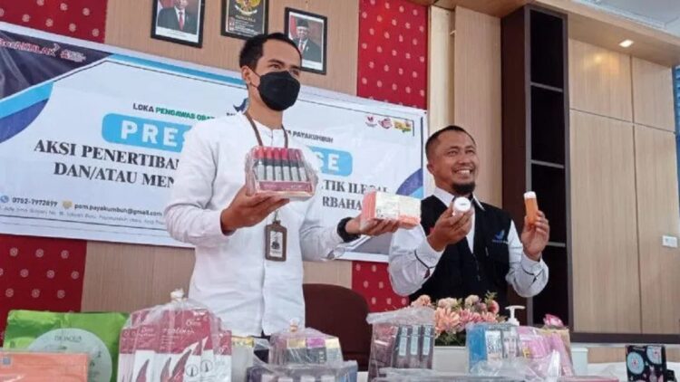Loka POM di Kota Payakumbuh saat pelaksanan konferensi pers terkait pelaksanaan kegiatan Aksi Penertiban Pasar dari Kosmetik Ilegal dan Mengandung Bahan Berbahaya di wilayah kerjanya. (Antara/Akmal Saputra)