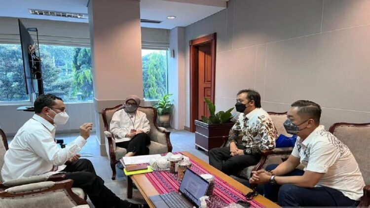 Wako Erman Safar ketika bertemu pihak KemenPAN RB membahas nasib pegawai kontrak yang ada di Kota Bukittinggi. (Antara/Al Fatah)