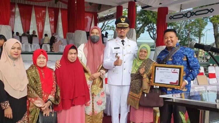 Wako Bukittinggi berikan penghargaan kepada "Warga Merdeka" kelahiran 17 Agustus 1945. Antara/Alfatah (Antara/Alfatah)