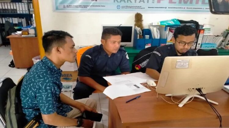 Salah seorang warga Zulmiady Putra saat melapor ke Bawaslu Limapuluh Kota. (Antara/Akmal Saputra)