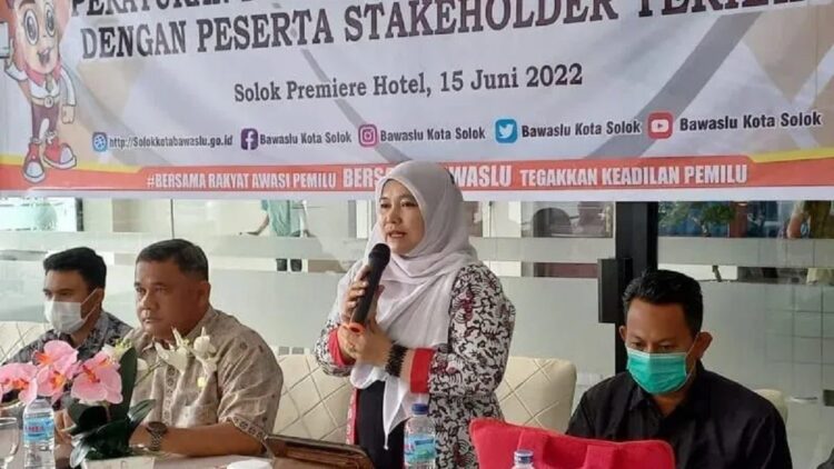 Ketua Bawaslu Kota Solok Triarti (tengah) (ANTARA/HO-Bawaslu Kota Solok)