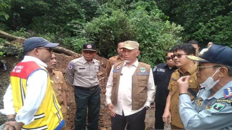 Gubernur Sumbar, Mahyeldi meninjau kondisi lonsoran di Sitinjau Lauik bersama sejumlah pejabat daerah dan Kepala BPJN Sumbar, Syahputra A Gani. (ANTARA/Miko Elfisha)
