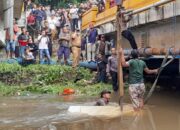 Tak Melihat Jalan, Mobil Seorang PHL Ditlantas Polda Sumbar Tercebur ke Sungai