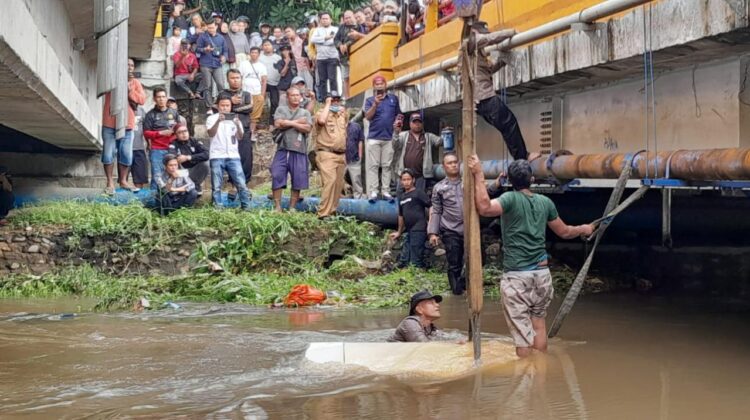 Tak Melihat Jalan, Mobil Seorang PHL Ditlantas Polda Sumbar Tercebur ke Sungai 1 IMG 20220830 WA0008