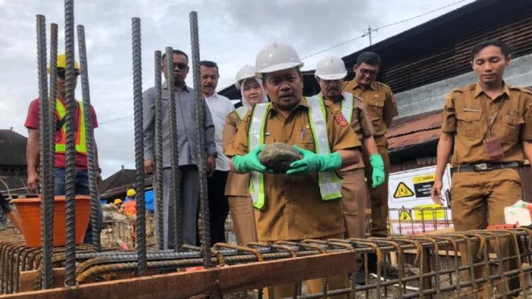 Bupati Agam Andri Warman sedang meletakkan batu pertama pembangunan Pasar Serikat Maninjau, Selasa (30/8/2022). Dok Kominfo Agam