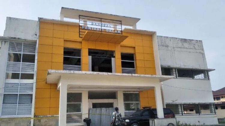 Seorang pejalan kaki melintas di depan gedung Bangsal Penyakit Dalam RSUD Pariaman, Sumbar. (ANTARA/Aadiaat M.S)