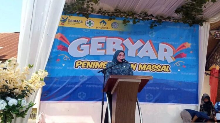 Ketua TP-PKK Kabupaten Solok Emiko Epyradi Asda memberikan sambutan saat kegiatan gebyar penimbangan massal (ANTARA/Laila Syafarud)