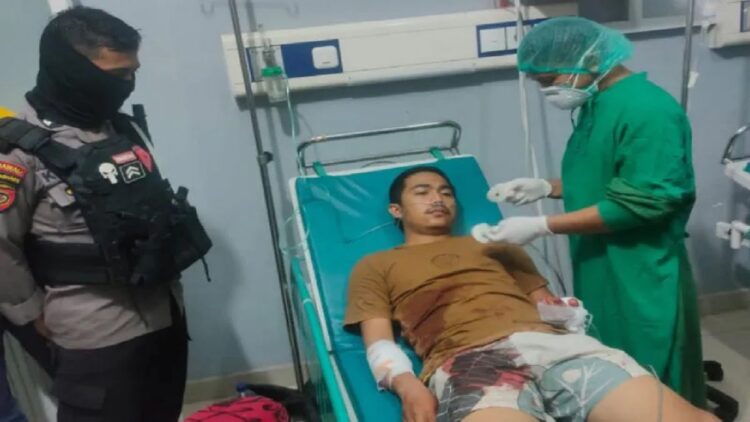 Salah seorang personel kepolisian yang terluka terkena sabetan senjata tajam saat melakukan penangkapan di sebuah rumah di jalur Trans Sulawesi di Kecamatan Wonomulyo, Kabupaten Polewali Mandar mendapat perawatan intensif di RSUD Polewali Mandar, Sulbar, Selasa (2/8/2022). ANTARA/HO/Humas Polda Sulbar