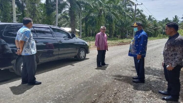 Pemkab Agam Anggarkan Rp84 M untuk Pembangunan Jalan-Jembatan di 2022 1 Sekda Agam Edi Busti sedang meninjau pembangunan jalan di Padang Madani, Kecamatan Lubukbasung, Kamis (4/8/2022). (Antara/Yusrizal)