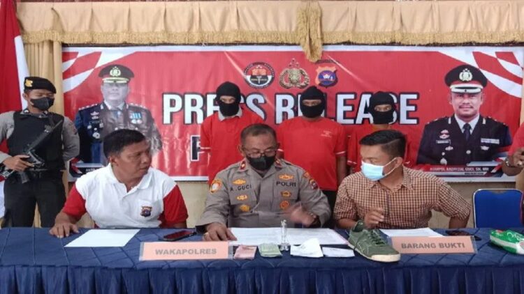 Wakapolres Agam Kompol Adrizal Guci (tengah) sedang memberikan keterangan pengungkapan kasus narkotika. (ANTARA/Yusrizal)