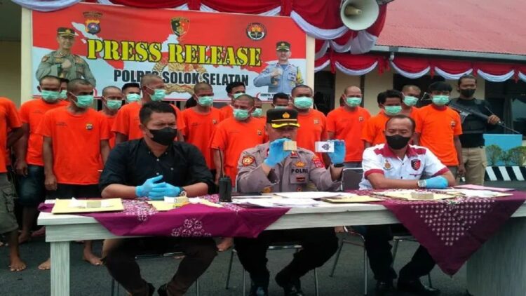 Polres Solsel Tangkap 26 Pelaku Judi, Paling Banyak Berprofesi Petani 1 Wakapolres Solok Selatan Kompol Yonnis F didampingi Kasat Reskrim AKP Dwi Poerwanto memperlihatkan barang bukti dari penangkapan tindak pidana judi, di Padang Aro, Selasa. (Antara/Erik)