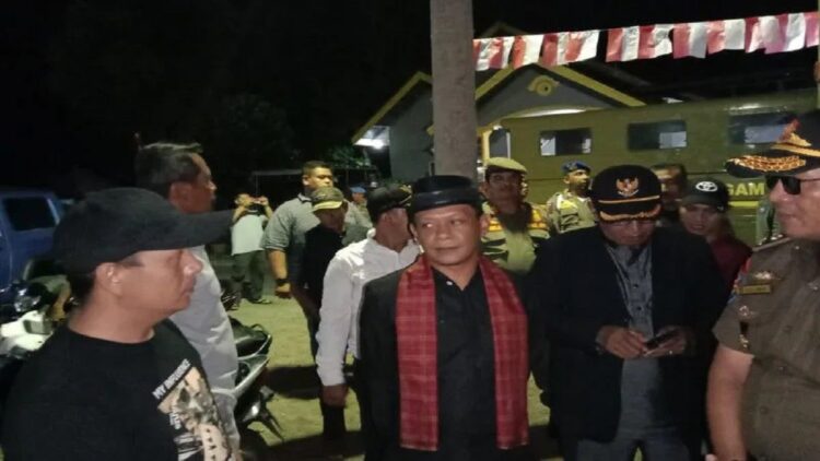 Wali Nagari Manggopoh Ridwan sedang memberikan imbauan kepada ketua pemuda. (Antara/Dok. Yusrizal)