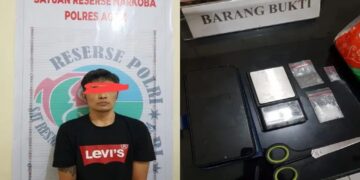Asyik Kongkow, Tiga Sindikat Pengedar Narkotika di Agam Diciduk Polisi 8 Salah seorang Tersangka dan Barang bukti yang diamankan Sat Res Narkoba Polres Agam. (Antara/HO-Dok Humas Polres Agam)