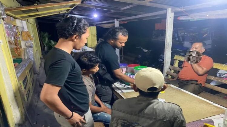 Tim Opsnal Polres Agam sedang mengamankan tiga tersangka bermain judi. (Antara/HO-Dok Polres Agam)