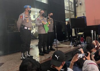 Kadiv Humas Mabes Polri saat diwawancarai wartawan usai sidang etik FS