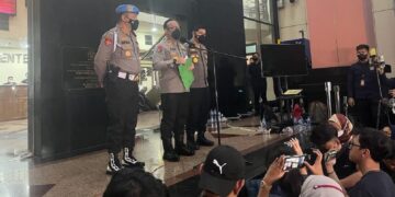 Bentuk Transparansi, Sidang Etik Ferdy Sambo Dihadiri Kompolnas 8 Kadiv Humas Mabes Polri saat diwawancarai wartawan usai sidang etik FS