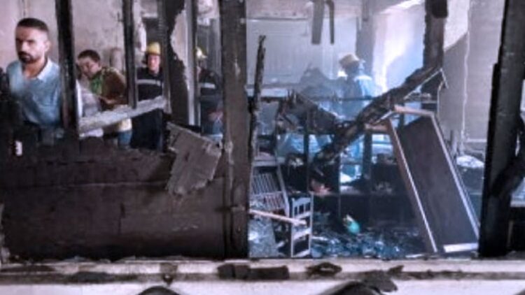 Gereja di Mesir Terbakar saat Kebaktian, 41 Jemaat Tewas 1 Kebakaran yang terjadi di sebuah gereja di Giza, Mesir, saat kebaktian. (FOTO : The SUN/ AJA Mesir)