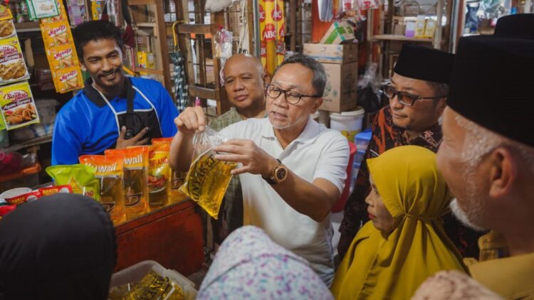 Mendag Zulkifli Hasan saat mengunjungi Pasar Raya Padang