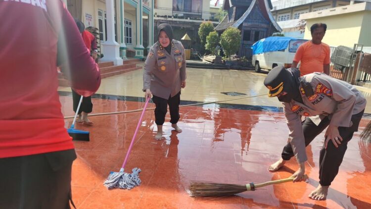 Polwan Mabes Polri dan Polwan Polda Sumbar gelar aksi bakti religi dalam rangka HUT ke-74.
