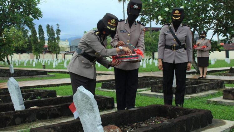 Jelang Hari Jadi, Polwan Polda Sumbar Ziarah di TMP Kusuma Bangsa 1 Polwan Polda Sumbar ziarah
