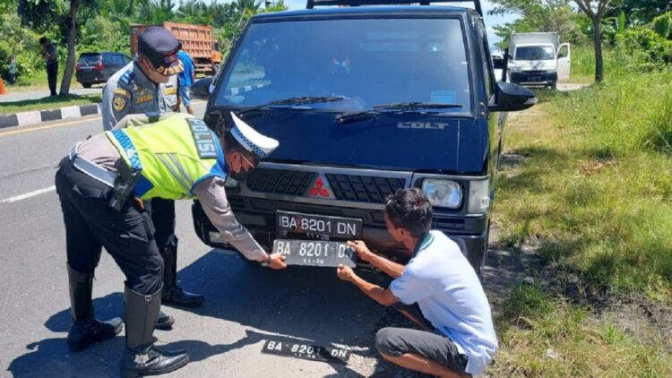Pakai Plat Nomor Ini, Anda Pasti Langsung Ditilang Polisi 1 Personil Unit BM Satlantas Polresta Padang menindak tegas kendaraan yang menggunakan plat nomor timbul