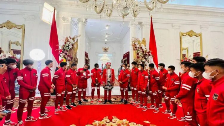 Pemerintah Beri Bonus Rp1 Miliar untuk Timnas Indonesia U-16 1 Presiden Jokowi menerima Timnas Indonesia U-16, di Istana Merdeka, Jakarta, Rabu (17/8/2022). (Foto: Biro Pers Setpres)