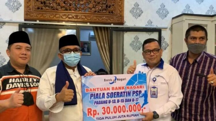 Ketua Umum PSP Padang Hendri Septa bersama Sekum Harris Dt Batuah dan manajer PSP Padang Irwan Afriadi menerima bantuan dari Bank Nagari untuk tim PSP Padang di Palanta Wali Kota Padang, Selasa malam (ANTARA/ MO PSP Padang)