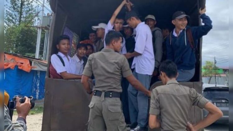 Personel Satpol PP Padang disiagakan untuk mengantisipasi aksi tawuran pelajar. (IST)