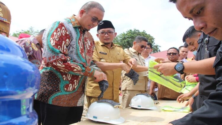 Peletakan Batu Pertama Pasar Rakyat Belimbing, Hendri Septa: Terima Kasih Andre Rosiade 1 Andre Rosiade didampingi wali kota Padang Hendri Septa melakukan peletakan batu pertama tanda dimulainya pembangunan Pasar Rakyat Belimbing. (IST)