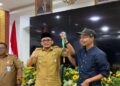Wali Kota Padang Hendri Septa menerima medali Juara 3 Nasional Piala Soeratin yang diraih PSP Padang U-15 yang diserahkan Asisten Manajer PSP Padang U-15 Faisal Budiman di Palanta Wali Kota Padang, Selasa (2/8) malam (ANTARA/Mario Sofia Nasution)